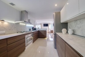 Fridge, microwave, oven, stovetop - *NEW *Dream villa: 2 pools, cinema room, sauna, beer tap (Sa Pobla)