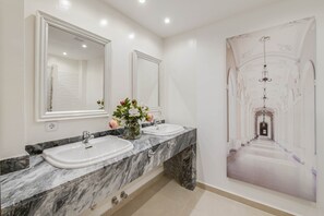 Combined shower/bathtub, hair dryer, towels, soap