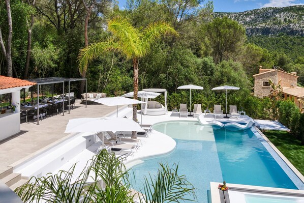 Alberca techada y alberca al aire libre