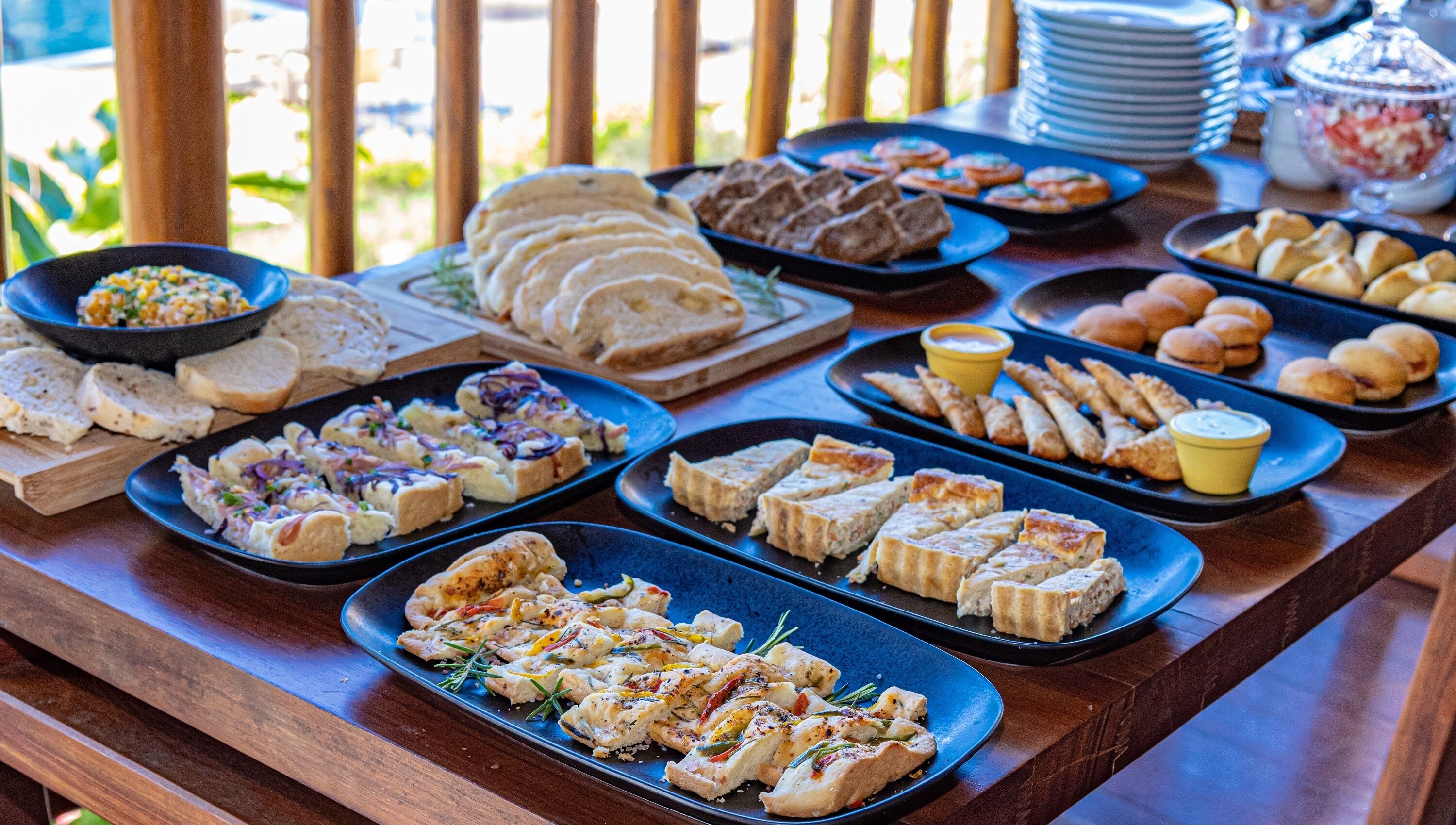 Ein reichhaltiges Buffet mit verschiedenen Speisen, darunter Brot, Sandwiches und Vorspeisen.