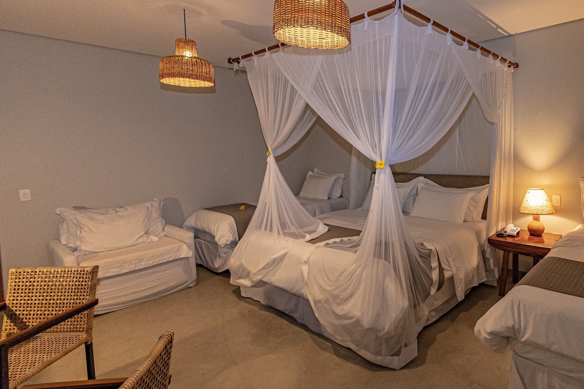 Deluxe Quadruple Room | Peralatan tempat tidur premium, tilam berlapik, bar mini, meja 