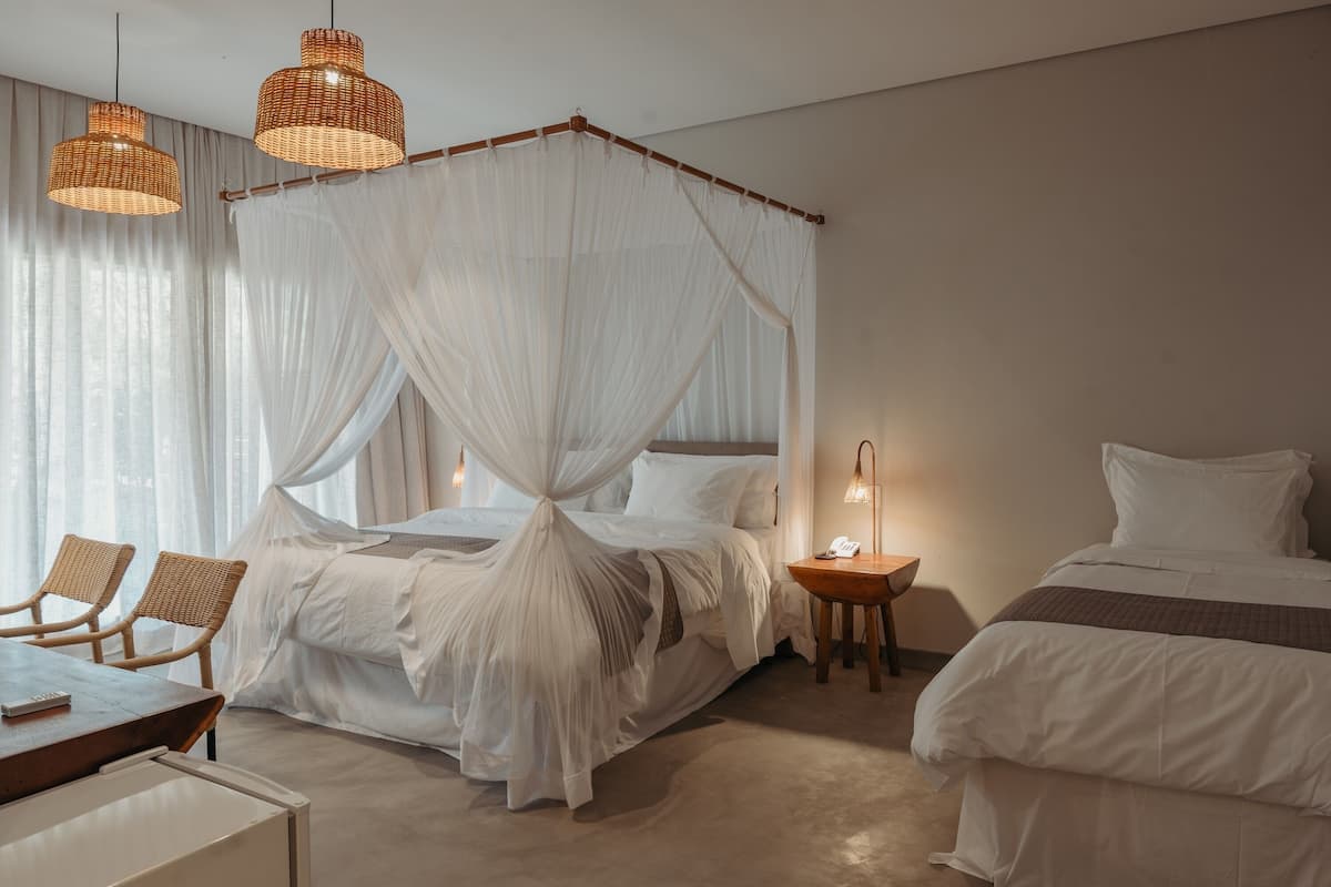 Peralatan tempat tidur premium, tilam berlapik, bar mini, meja 