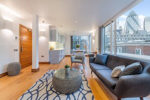 Suite estudio romántica, 1 cama Queen size, vista a la ciudad | Área de sala de estar | Televisión de pantalla plana de 32 pulgadas con canales digitales 