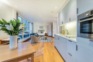 ห้องโรแมนติกสตูดิโอสวีท, เตียงควีนไซส์ 1 เตียง, วิวเมือง | บริเวณนั่งเล่น | ทีวีจอแบน 32 นิ้ว พร้อมช่องดิจิตอล, ทีวี