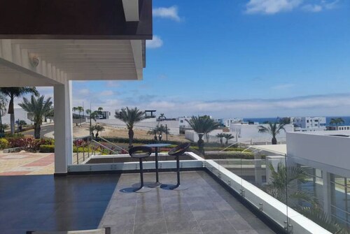 Large house in Manta, spectacular ocean view!