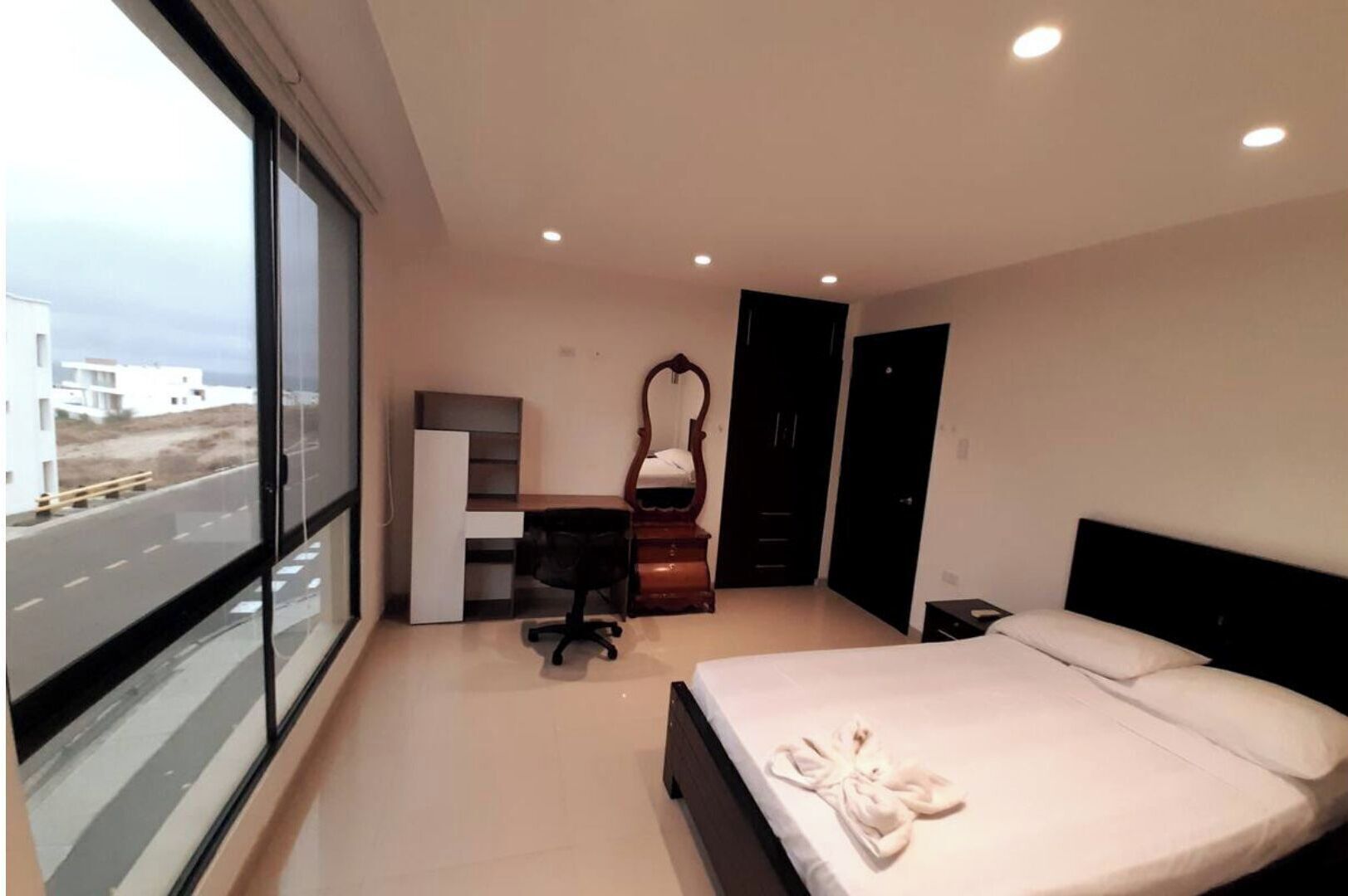 5 bedrooms, desk, iron/ironing board, free WiFi