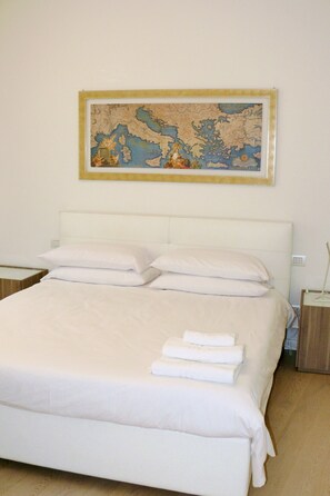 2 bedrooms, desk, iron/ironing board, free WiFi - [Romeo's House] in the historic center of Verona [Free Parking]. (Verona)