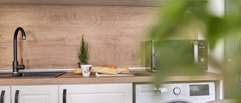 Een koelkast, een magnetron, een oven, een kookplaat