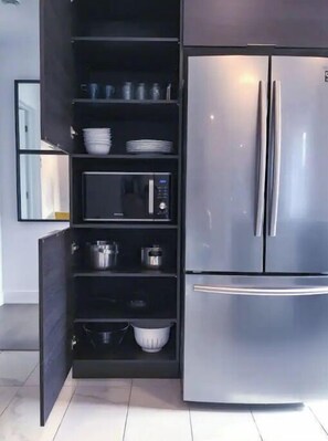 Kühlschrank, Mikrowelle, Ofen, Herdplatte