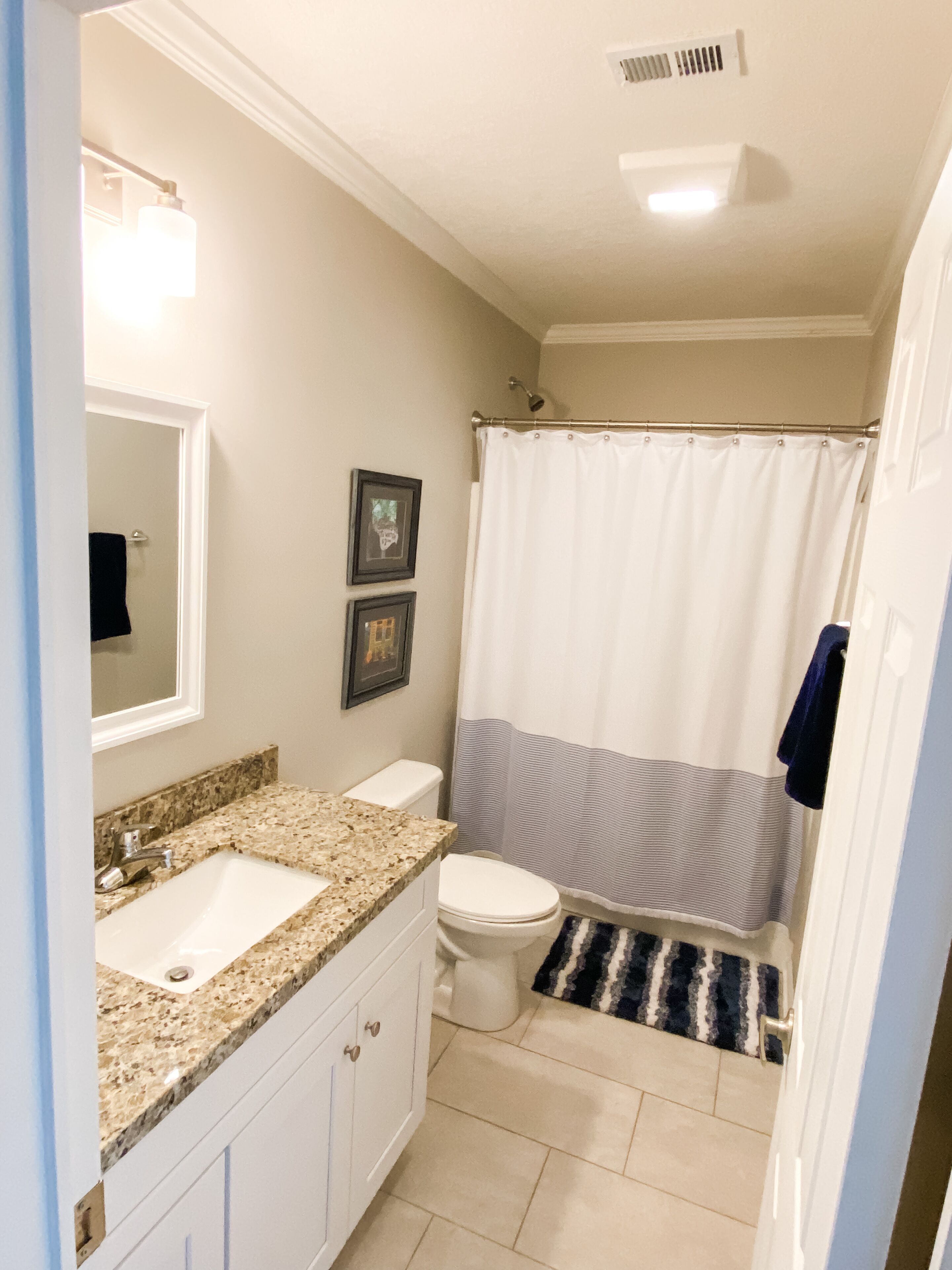 Ducha y bañera combinadas, toallas, jabón y champú