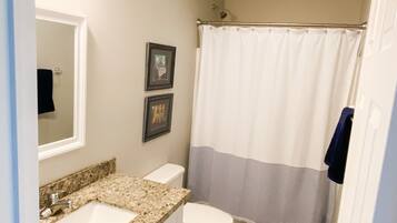 Ducha y bañera combinadas, toallas, jabón y champú