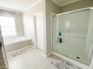 Combined shower/tub, towels, soap, shampoo - Rip Line Lodge at Venice Marina- 3bedroom/2bath lodge (Venice)
