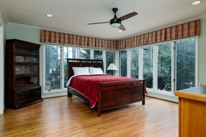 3 bedrooms, desk, iron/ironing board, WiFi