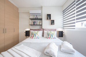 City Double Room | Individually decorated, individually furnished, desk, laptop workspace - Elegant Home with Balcony by CloudKeys (Athens)