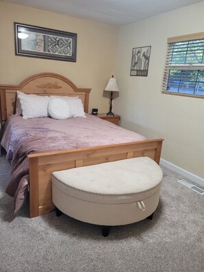 3 bedrooms, desk, iron/ironing board, travel crib