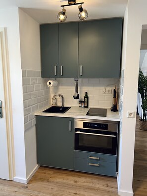 Kühlschrank, Mikrowelle, Ofen, Herdplatte