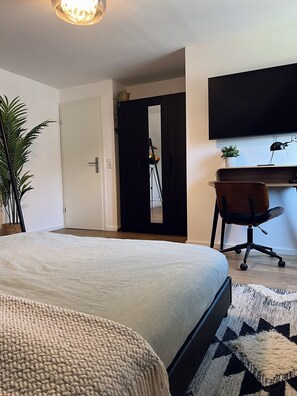 1 habitación, escritorio, tabla de planchar con plancha y wifi gratis 