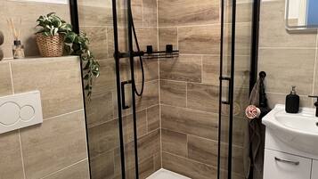 Dusche, umweltfreundliche Kosmetikartikel, Haartrockner, Handtücher