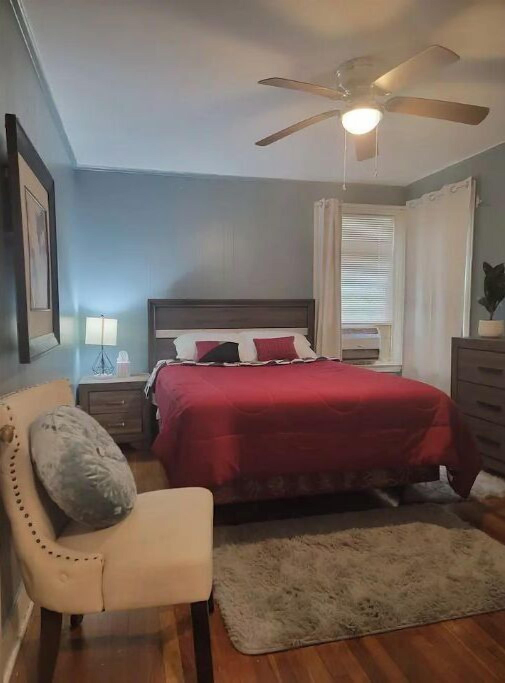 2 habitaciones, escritorio, tabla de planchar con plancha y wifi gratis 