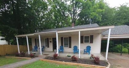 Cheerful 2bedroom bungalow w/ parking on premises!
