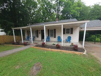 Cheerful 2bedroom bungalow w/ parking on premises!