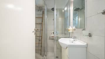 Kamar Double Kota | Kamar mandi | Shower, perlengkapan mandi gratis, pengering rambut, dan handuk
