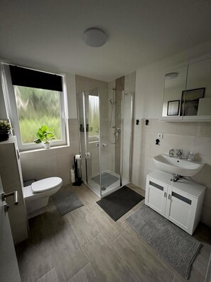 Shower, hair dryer, towels, soap - Ferienwohnung Imsum, Wremen ,bremerhaven (Geestland)