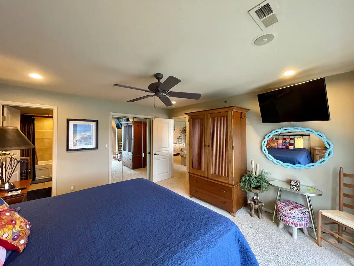 Beautiful lake front condo in perfect location by land and water.