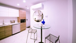 Unclassified image, 2 of 13, button - Cozy two queen modern rooms*Stunning Terrace*Gym* (Montreal)