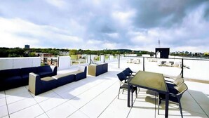 Unclassified image, 4 of 13, button - Cozy two queen modern rooms*Stunning Terrace*Gym* (Montreal)