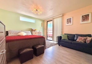1 slaapkamer, een strijkplank/strijkijzer, gratis wifi, beddengoed