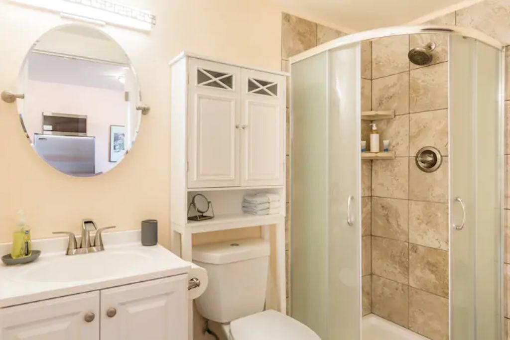 Chuveiro, secador de cabelo, toalhas de banho, sabonete