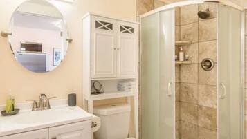 Chuveiro, secador de cabelo, toalhas de banho, sabonete