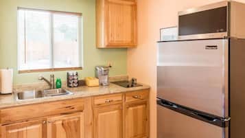 Geladeira, micro-ondas, cooktop, cafeteira/chaleira