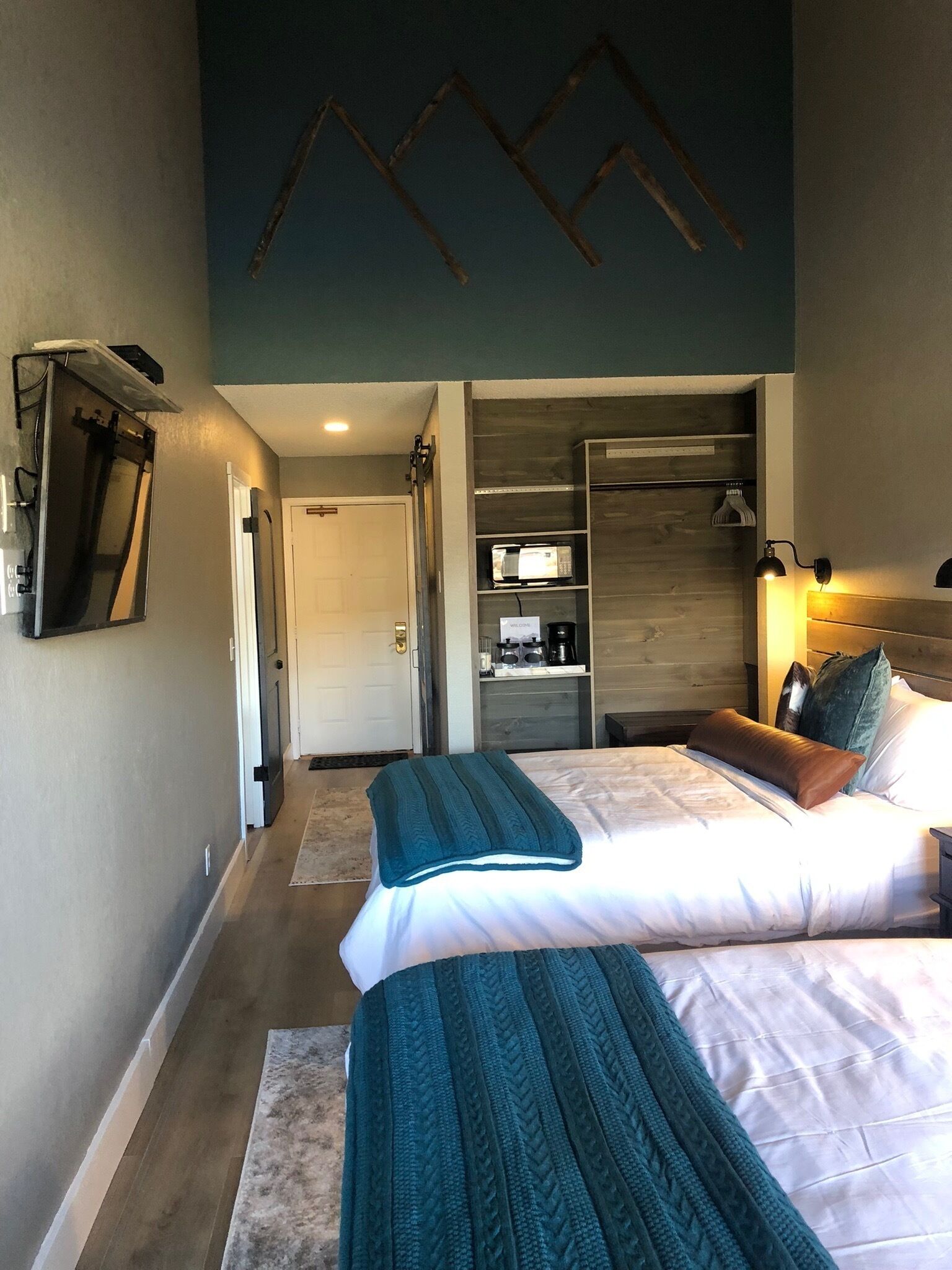 NEW. Remodeled Double Queen Suite minutes from Winter Park/Granby Ranch Ski area