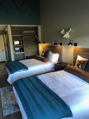 New Double Queen Hotel Room w/pools and minutes from Winter Park/Grand Lake