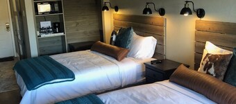 New Double Queen Hotel Room w/pools and minutes from Winter Park/Grand Lake