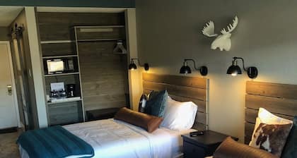 New Double Queen Hotel Room w/pools and minutes from Winter Park/Grand Lake