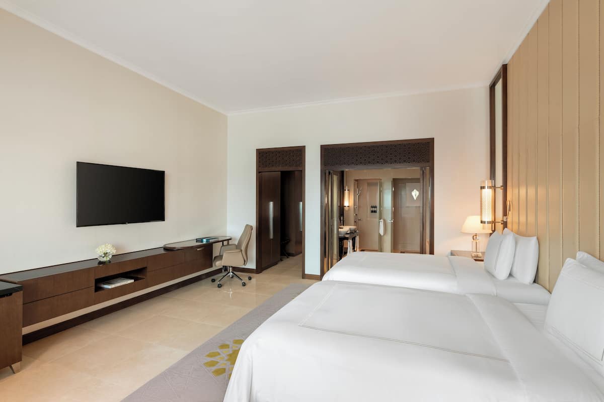Chambre Premium, balcon (Twin Bed, Corniche view) | Literie de qualité supérieure, minibar, coffres-forts dans les chambres