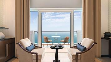 Kamar Premium, balkon, pemandangan laut | Seprai premium, minibar, brankas, dan meja kerja