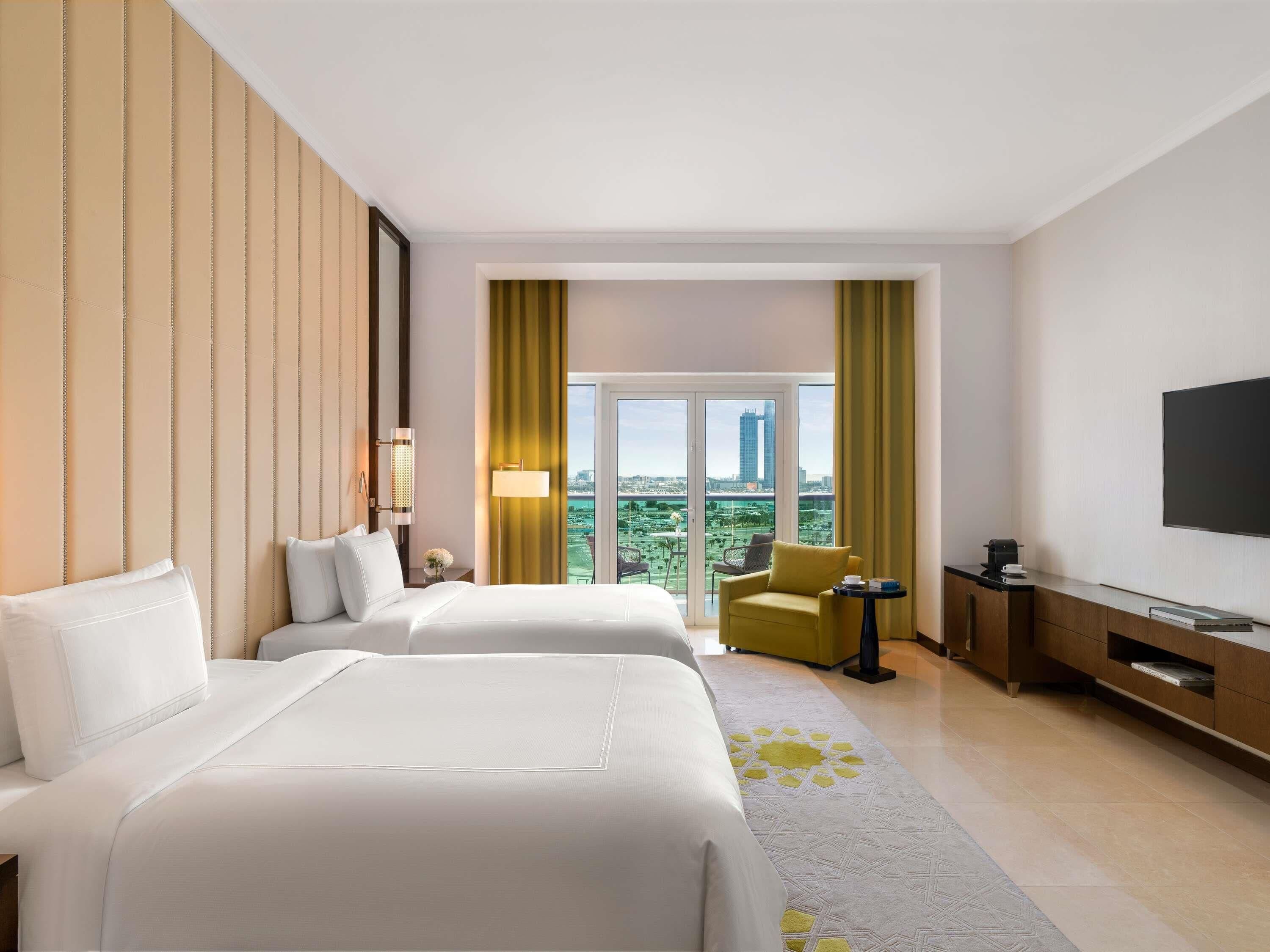 Rom – premium, balkong (Twin Bed, Corniche view) | Sengetøy av topp kvalitet, minibar, safe på rommet og skrivebord