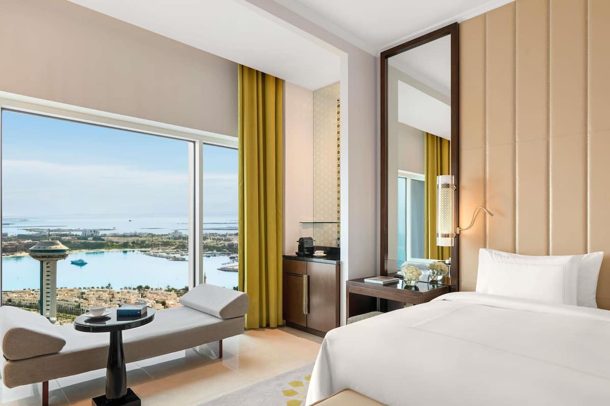 Phòng Deluxe, 1 giường cỡ king (Corniche view) | Bộ đồ giường cao cấp, minibar, két bảo mật tại phòng, bàn