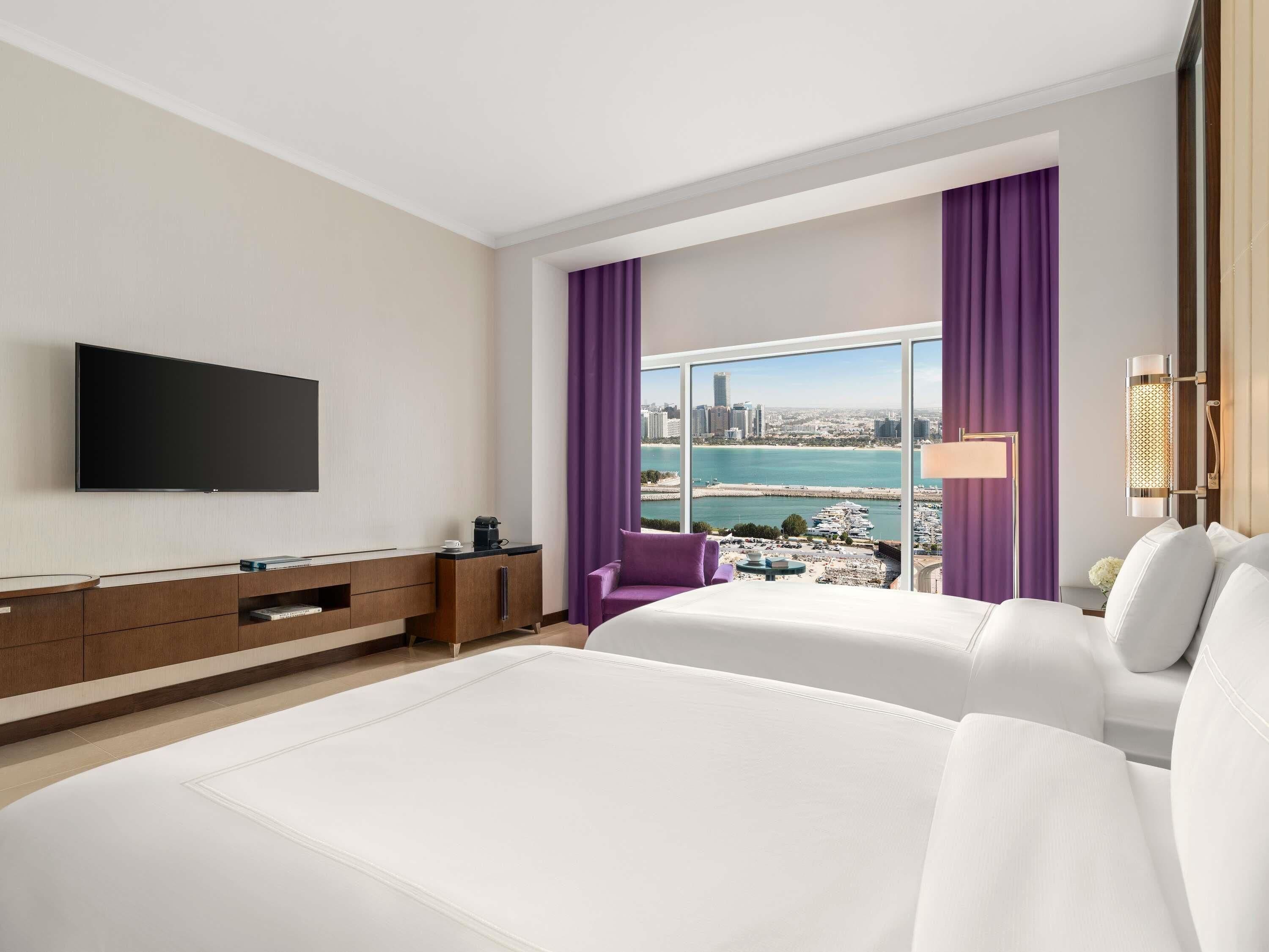 Deluxe Room (Twin Bed, Corniche View) | Premium bedding, minibar, in-room safe, desk