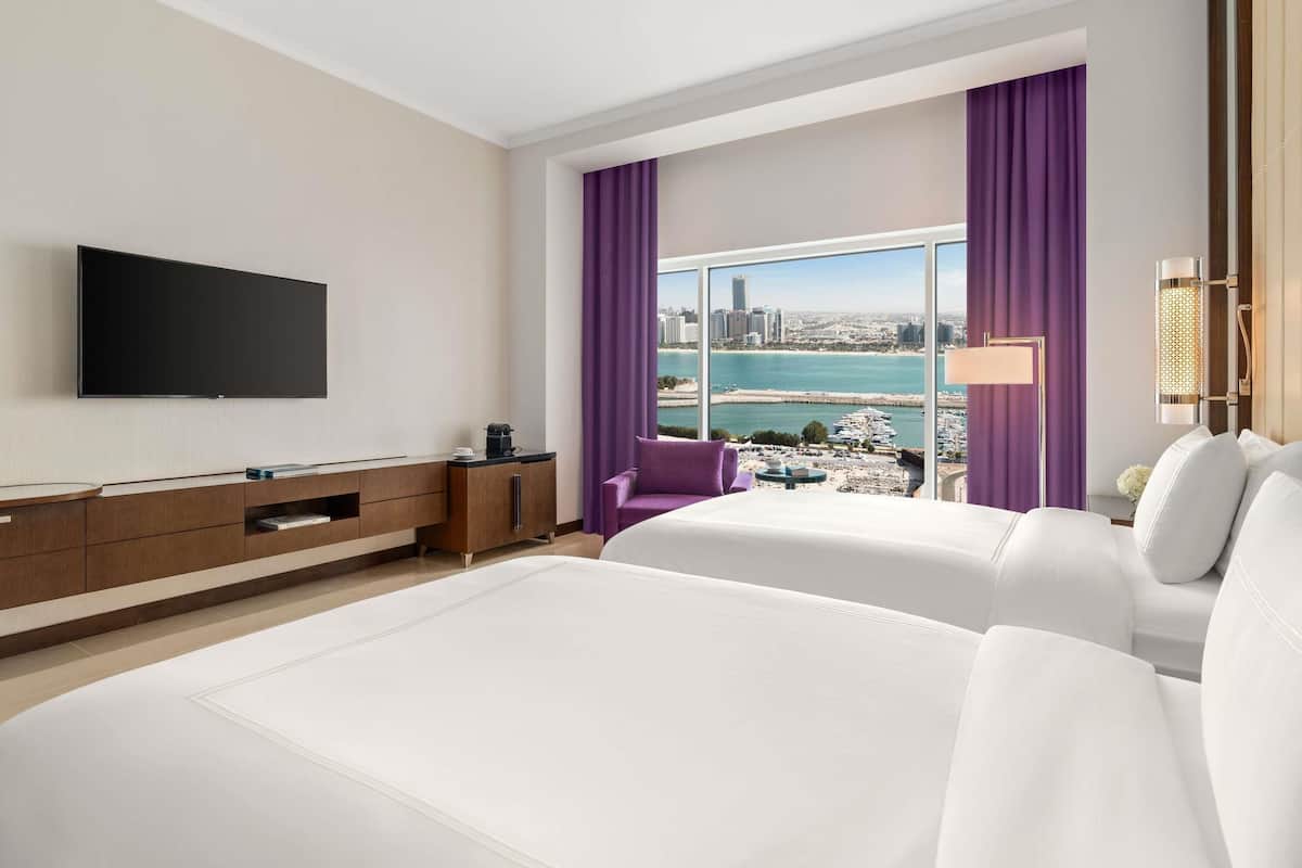 Deluxe Room (Twin Bed, Corniche View) | Premium bedding, minibar, in-room safe, desk