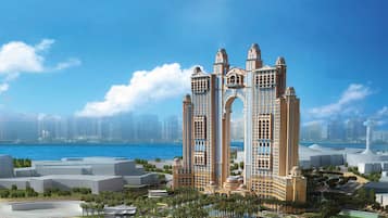 Playa privada, playa de arena blanca y camas de playa (con cargo)