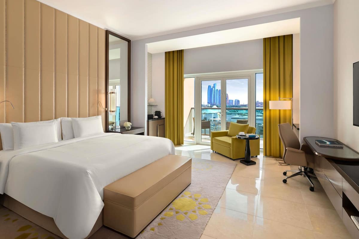 Quarto premium, sacada (Corniche view) | Roupas de cama premium, frigobar, cofres nos quartos