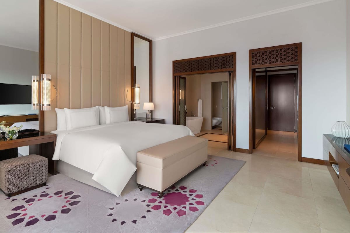 Chambre Deluxe, 1 trÚs grand lit, vue mer | Literie de qualité supérieure, minibar, coffres-forts dans les chambres