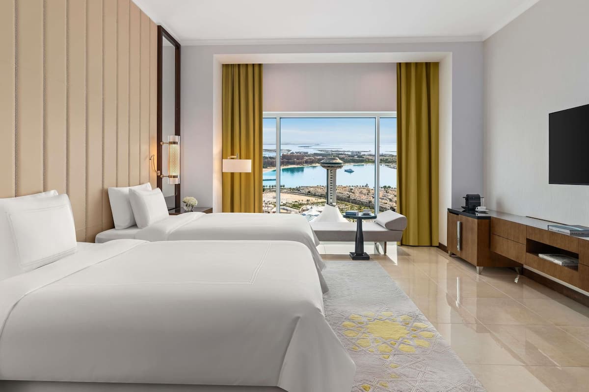 Familierom, 2 soverom | Sengetøy av topp kvalitet, minibar, safe på rommet og skrivebord