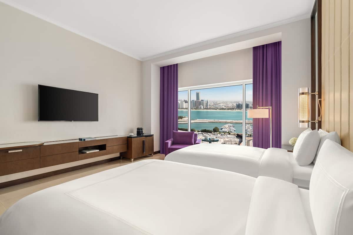 Deluxe-Zimmer (Twin Bed, Corniche View) | Hochwertige Bettwaren, Minibar, Zimmersafe, individuell eingerichtet