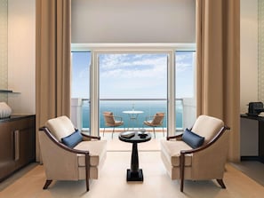 Habitación Premium, balcón, vista al mar | Ropa de cama de alta calidad y minibar